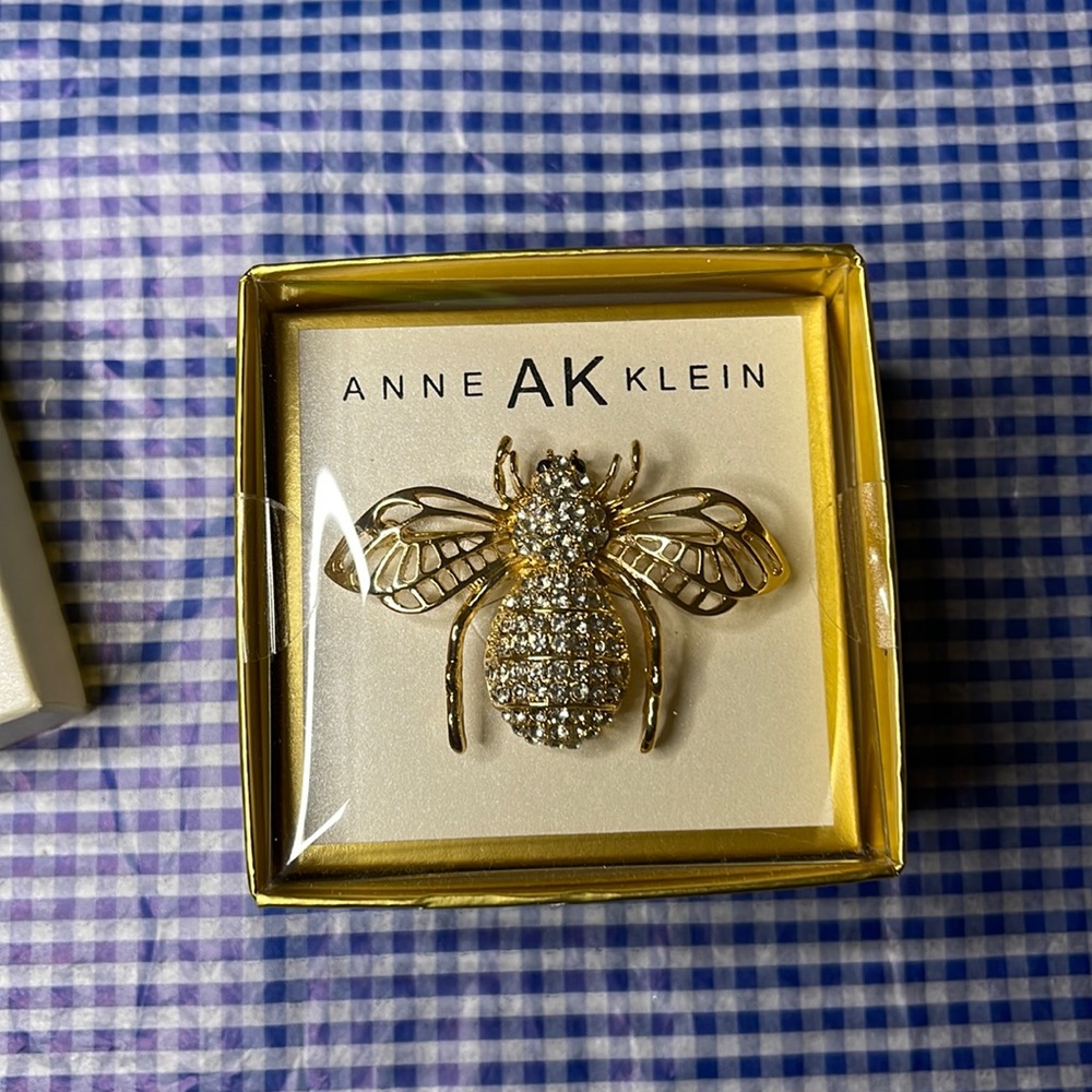 Beautiful bee brooch
